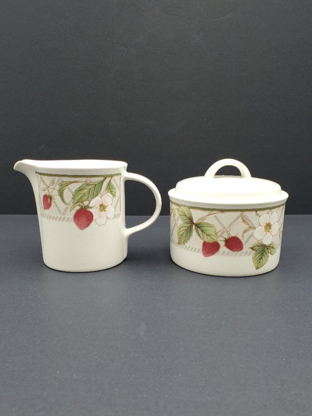 Mikasa Intaglio Strawberry Fair Creamer & Sugar Bowl with Lid CAC55 Creamer Set